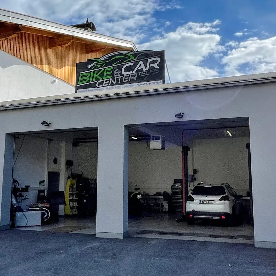 Werkstatt bei Bike Carcenter Telfs: Fahrzeug in einer Autolift-Bucht in moderner Garage.
